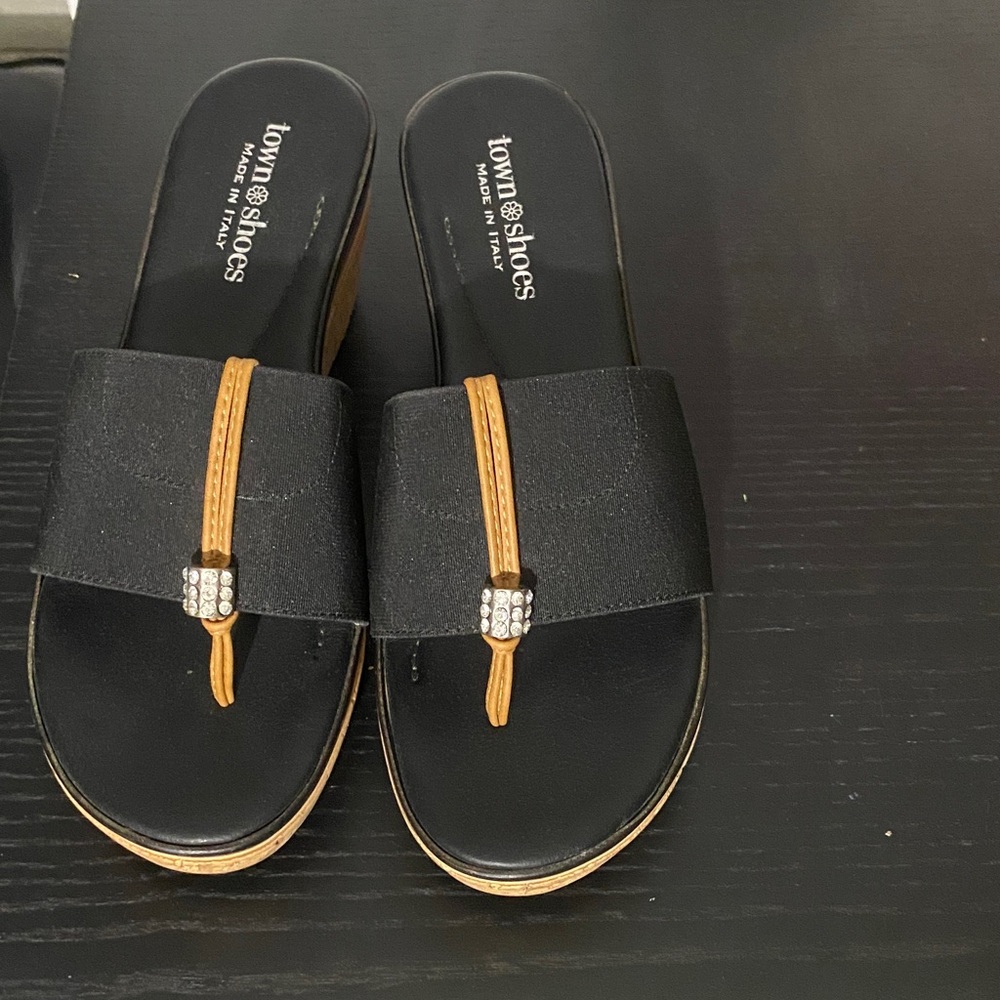Town Shoes Black and Tan Women's Sandals
